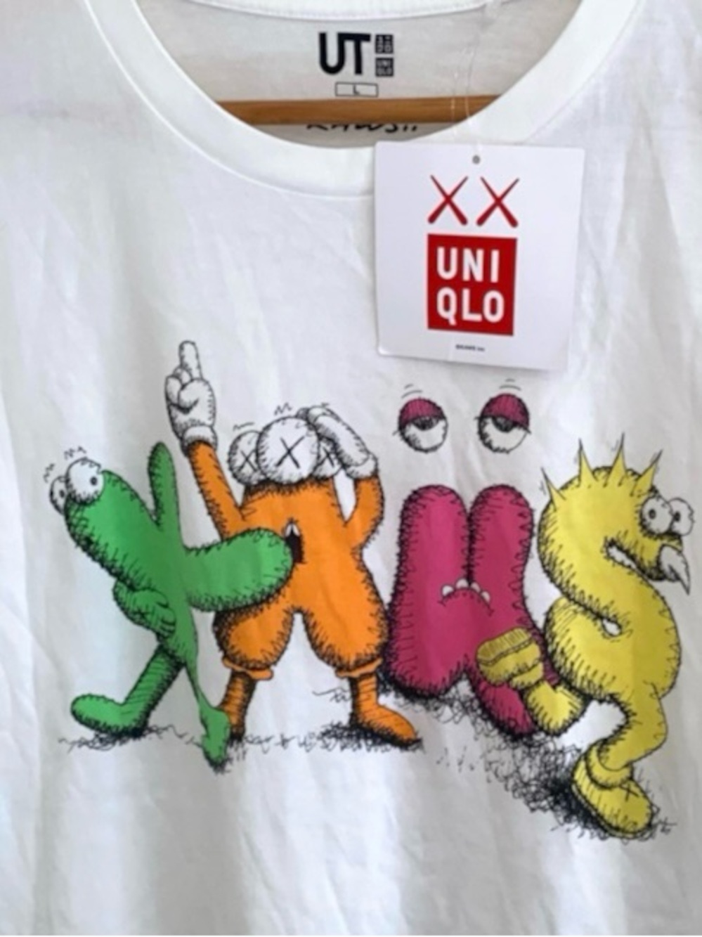 Kaws x Uniqlo Mens White Large Spell Out Logo Tee T-Shirt NEW (O)